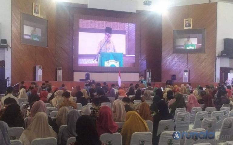 Rektor Unand Prof Dr Yuliandri SH MH saat memberikan sambutan pada Halal Bihalal di Auditorium Unand, Selasa (2/5). (Foto : Fajril)