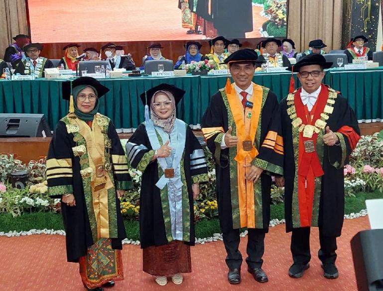 Rektor Unand Prof Dr Yuliandri dan Ketua Dewan Profesor Unand Prof Dr Marlina MS Apt bersama dua guru besar Prof Dr Ratni Prima Lita SE MM dan Prof Dr Asrinaldi MSi saat pengukuhan di Convention  Hall Unand, Senin (15/5). (Dok : Istimewa)