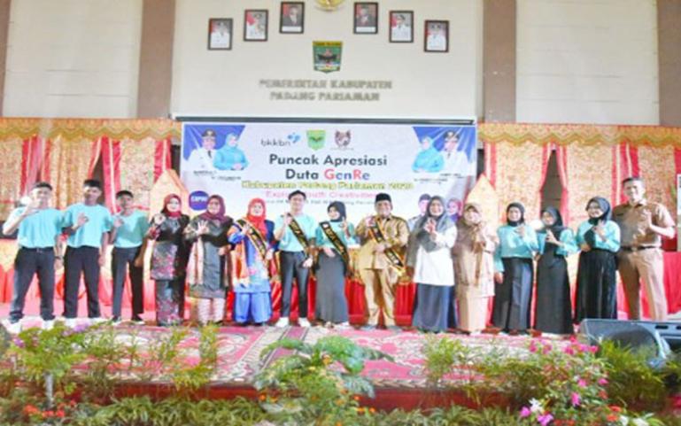 Para pemenang Duta GenRe Kabupaten Padangpariaman 2023 bersama Bupati Suhatri Bur yang diadakan di Hall IKK PadangPariaman Kawasan Paritmalintang, Senin siang (8/5). (Dok : Istimewa)