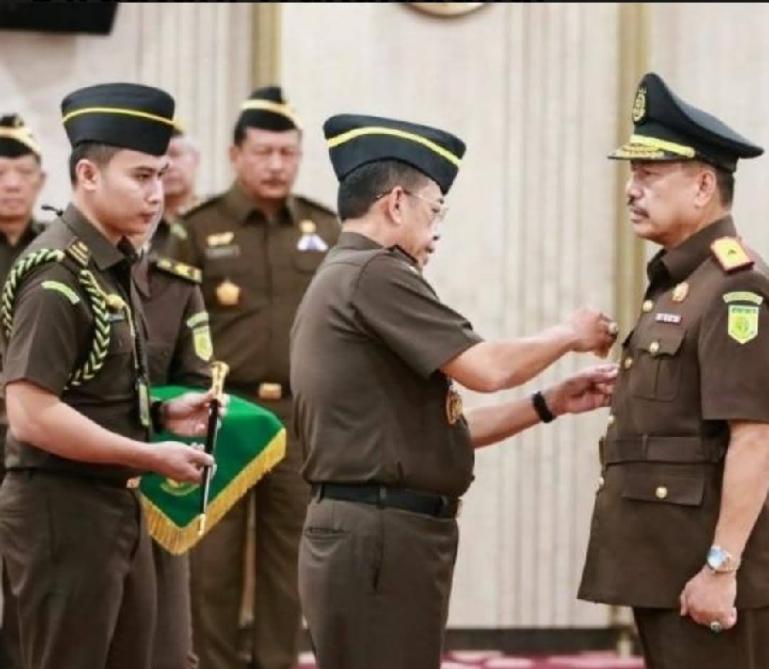 Wakil Jaksa Agung Lantik Asnawi sebagai Kajati Sumbar di Kompleks Kejaksaan Agung, Jakarta, Jumat (12/5). (Dok : Istimewa)