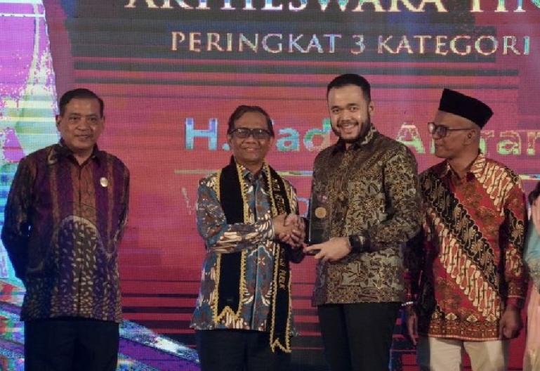 Wako Padangpanjang, Fadly Amran saat menerima anugerah TinarBuka 2023 yang diserahkan Menko Polhukam Mahfud MD di Kampar, Riau, Rabu (17/5). (Dok : Istimewa)