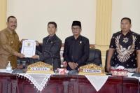 Wawako Mardison Mahyuddin menerima naskah pandangan para fraksi yang diserahkan DPRD Kota Pariaman, seusai sidang paripurna, Selasa (23/5). (Dok : Istimewa)