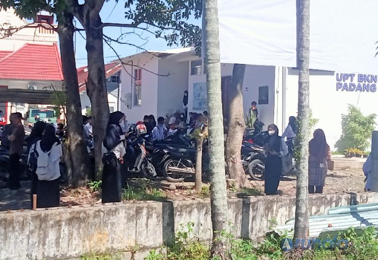 Para peserta SKD sedang menunggu waktu pelaksanaan ujian SKD di UPT BKP Padang, Sabtu (10/6). (Foto : Arzil)