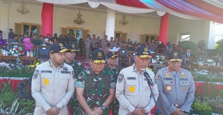 Gubernur Sumbar, Mahyeldi dan Danjen Akademi TNI, Letjen Teguh Arief Indratmoko, menutup kegiatan Lasitardanus ke di Sumbar, Minggu (11/6). (Foto : Derizon)