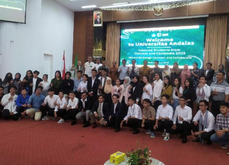Wakil Rektor I Unand Prof Dr Mansyurdin MS bersama mahasiswa Vietnam dan Cambodia di Convention Hall Unand, Selasa (6/6). (Dok : Istimewa)