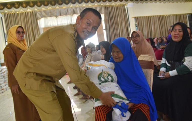 Wako Pariaman, Genius Umar serahkan bantuan BCBP tahap 3 kepada 5.345 Keluarga Penerima Manfaat (KPM) di kota itu Senin (19/6). (Dok : Istimewa)