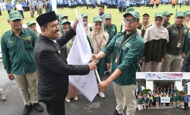 Wakil Wali Kota Pariaman, Mardison Mahyuddin, saat melepas petugas Sensus Pertanian (ST) 2023 untuk kota ini, Kamis (1/6). (Dok : Istimewa)