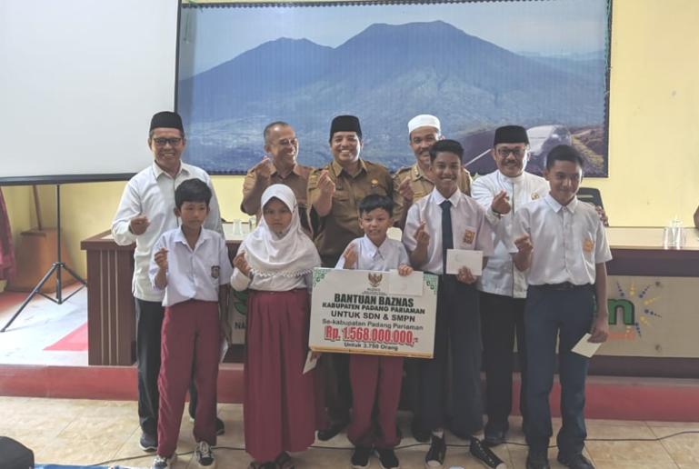 Para anak SD yang mendapat bantuan beasiswa Program Padangpariman Cerdas yang disalurkan Baznas kabupaten setempat kemarin. (Dok : Istimewa)