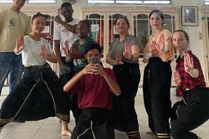 Para anak muda dari sembilan negara belajar budaya dan seni tari Minangkabau di Sanggar Syofyani Padang, Kamis (22/6). (Dok Istimewa)