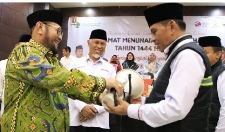 Anggota Komisi VIII DPR RI, Asli Chaidir saat ikut melepas CJH Kloter 1 Embarkasi Padang, Minggu malam (4/6). (Dok : Istimewa)