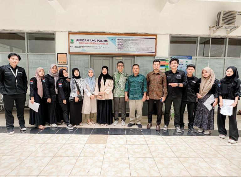 Para mahasiswa Ilmu Politik Unand bersama dosen pembimbing dan Kasubag Humas DPRD Sumbar, Dahrul Idris, Kamis (22/6). (Dok : Istimewa)