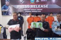 Kepala BNNP Sumbar, Brigjen Pol Sukria Gaos perlihatkan barang bukti narkotika ketika prescon di Padang, kemarin. (Foto : Derizon)