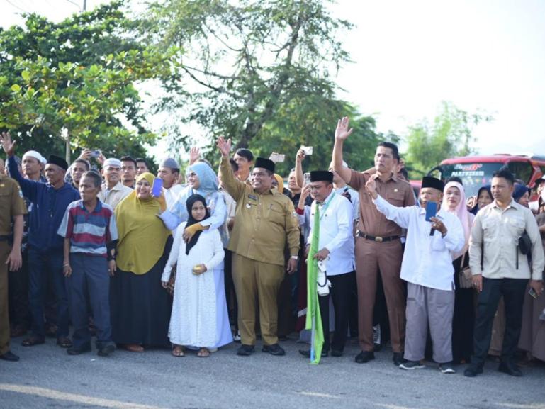 Bupati Suhatri Bur bersama Sekkab Rudy Repenaldi Rilis melepas calon jamaah haji (CJH) Kabupaten Padangpariaman berangkat menuju Asrama Haji Tabing Padang, Senin (5/6). (Dok : Istimewa)