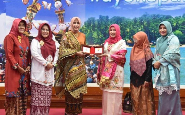 Rombongan Dekranasda Kota Cilegon disambut Ketua Dekranasda Kota Pariaman, Lucyanel Arlym Genius, di Aula Balaikota Pariaman, Rabu (14/6). (Dok : Istimewa)