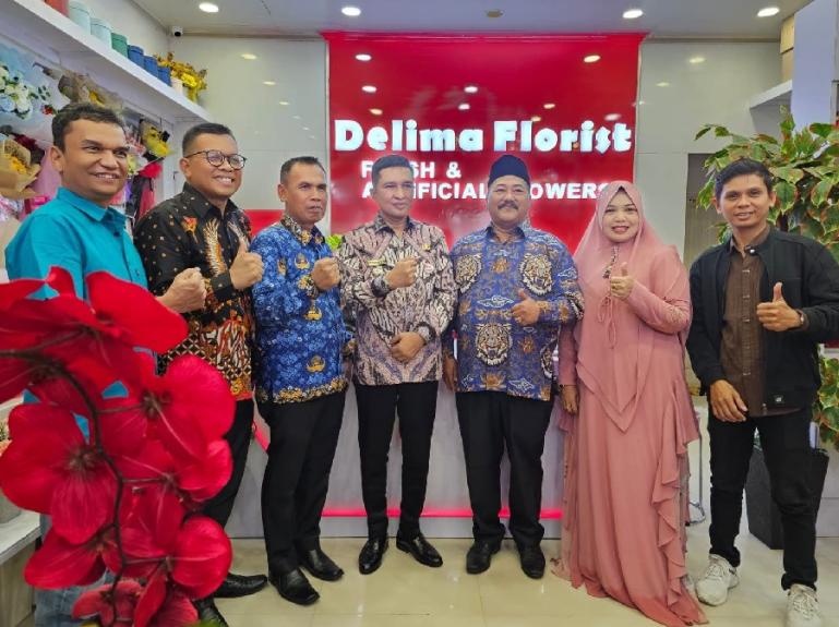 Wawako Padang, Ekos Albar saat meresmikan pembukaan  toko Delima Florist, Kamis (1/6). (Dok : Istimewa)