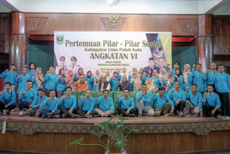 Ketua DPRD Sumbar Supardi bersama peserta yang ikut dalam pertemuan Pilar-Pilar Sosial Angkatan VI di Bukittinggi, Senin malam (26/6). (Dok : Istimewa)