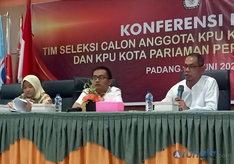 Timsel penerimaan calon anggota KPU Kota Padangpanjang dan Kota Pariaman berikan penjelasan soal jadwal dan tahapan penerimaan calon anggota KPU di dua kota itu, Selasa sore (13/6). (Foto : Arzil)
