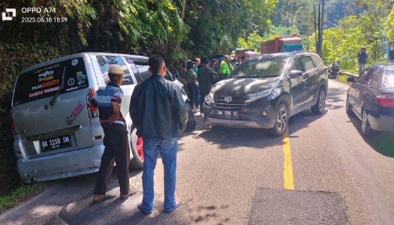 Kecelakaan di Jalan Negara KM 19 persisnya di Jorong Airputih Kenagarian Sarilamak Kecamatan Harau Kabupaten Limapuluh Kota, Minggu (18/6) sekitar pukul 11.15 WIB. (Dok : Istimewa)