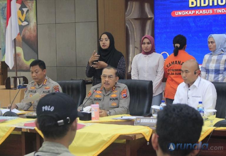 Kapolda Sumbar, Irjen Pol Suharyono didampingi Kabid Humas Kombes Pol Dwi Sulistyawan, S.IK dan Dirreskrimum Kombes Pol Andry Kurniawan, S.IK saat konpres terkait kasus TPPO di Sumbar, Selasa (20/6). (Foto : Derizon)