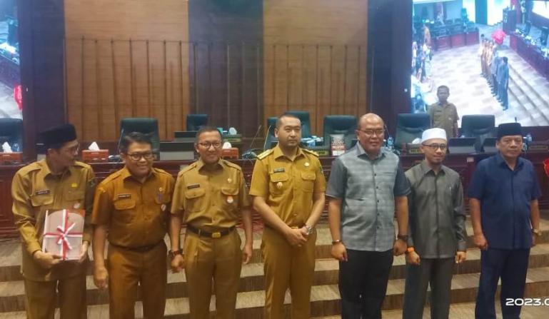 Ketua DPRD Sumbar Supardi didampingi para wakil ketua usai menerima nota pertanggungjawaban APBD 2022 dari Wagub Audy Joinaldy, Selasa (13/6). (Dok : Istimewa)