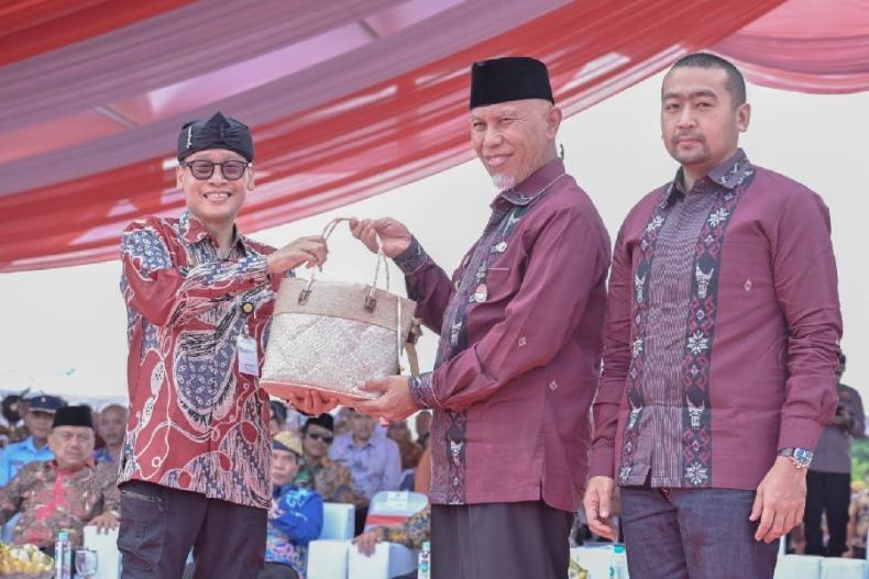 Kepala BPPSDMP Kementan RI, Dedi Nursyamsi terima cinderamata dari Gubernur Sumbar Mahyeldi saat penutupan Penas Tani XVI di Padang, Kamis (15/6). (Dok : Istimewa)