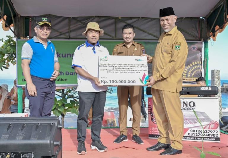 Gubernur Mahyeldi menerima bantuan dana TJSL dari pihak PLN UP3 Padang, saat memperingati Hari Lingkungan Hidup Sedunia di Padang, Senin (19/6). (Dok : Istimewa)