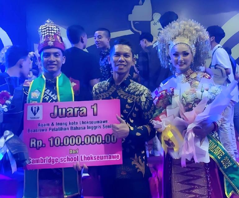 Penobatan pasangan Firman Alfathy dan Sabina Isra Miranda bersama Kepala Disporapar Kota Lhokseumawe, Ramli setelah penobatan sebagai pasangan Duta Wisata Kota Lhokseumawe tahun 2023, Rabu (21/6) sore. (Dok : Istimewa)