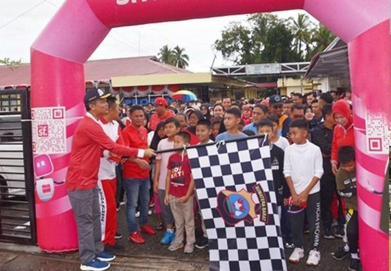 Wako Genius Umar melepas peserta jalan santai HUT ke-77 Bhayangkara dan HUT ke-21 Kota Pariaman, Selasa (27/6). (Dok : Istimewa)