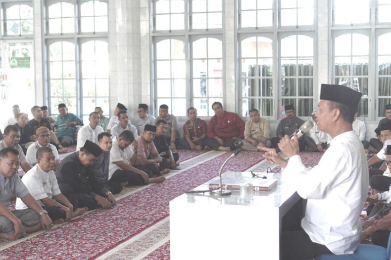 Wali Kota Genius Umar berikan arahan pada pejabat dan ASN di lingkup Pemko Pariaman saat wirid bulanan ASN di di Masjid Raya Cimparuah, Jumat (9/6). (Dok : Istimewa)