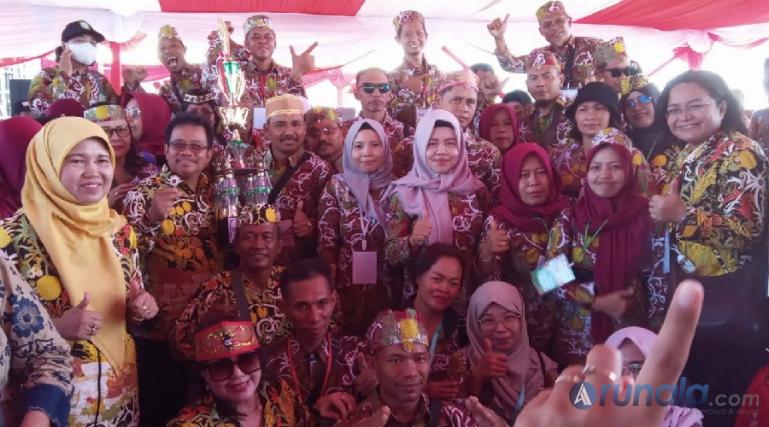 Kontingen dari Kalteng Juara Umum pada Penas XVI yang diadakan di Padang, Sumbar, Kamis (15/6). (Foto : Derizon)