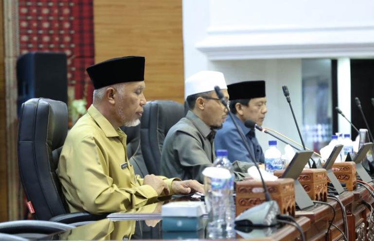Wakil Ketua DPRD Sumbar Irsyad Syafar memimpin rapat paripurna penyampaian jawaban Gubernur atas pandangan umum Fraksi-fraksi DPRD Sumbar terhadap Ranperda Pertanggungjawaban Pelaksanaan APBD 2022, Senin (19/6). (Dok : Istimewa)
