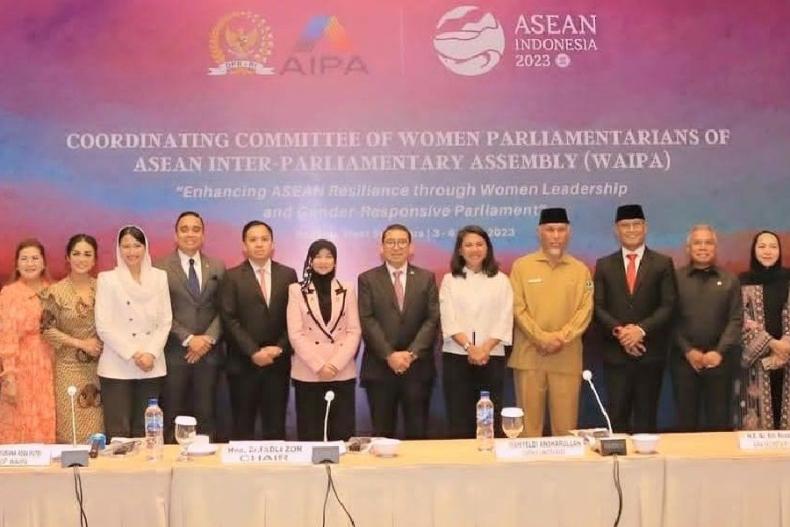 Ketua BKSAP, Fadli Zon, Gubernur Sumbar Mahyeldi Ansharullah foto bersama usai mengikuti sidang Komite untuk Perempuan Parlemen 