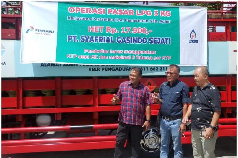 Dua anggota Hiswana Migas Sumbar cek ke lapangan menanggapi ada itu kelangkaan gas LPG 3 kg di Lubuk Basung, Agam, Kamis (8/7). (Dok : Istimewa)