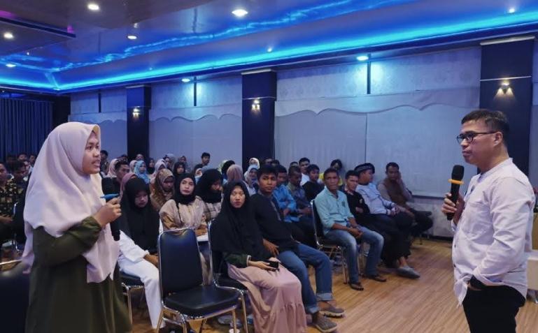 Anggota MPR RI Alirman Sori berdialog dengan salah seorang peserta sosialisasi 4 Pilar MPR RI di Painan, Jumat (23/6) kemarin. (Dok : Istimewa)