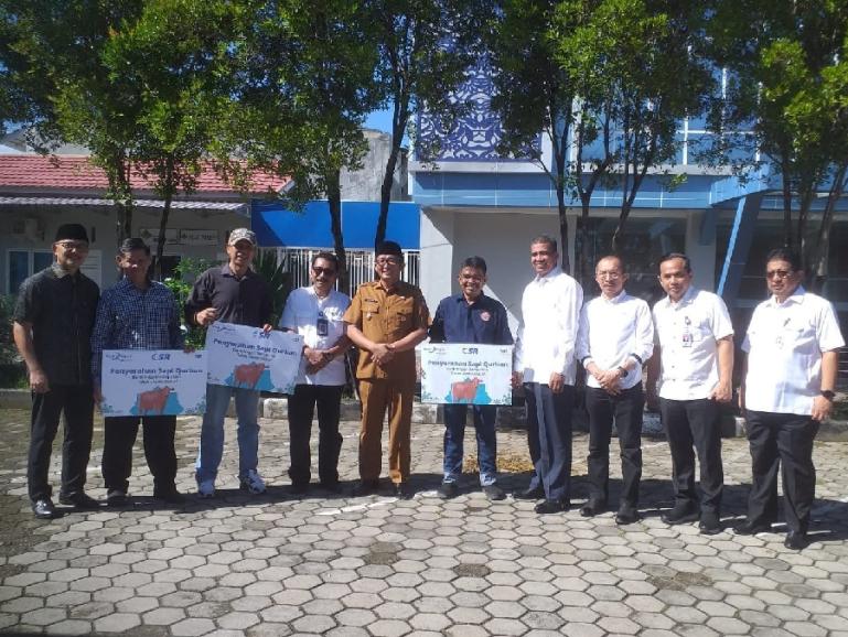 Direktur Utama Bank Nagari Muhamad Irsyad menyerahkan sapi kurban dan disaksikan Wali Kota Padang Hendri Septa, Selasa (27/6). (Dok : Istimewa)