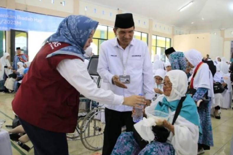 Kakanwil Kemenag Sumbar Helmi menyapa jamaah Kloter 1 asal Kota Padang saat di Aula Madinatul Hujjaj Asrama Haji Tabing, Minggu (4/5). (Dok : Istimewa)