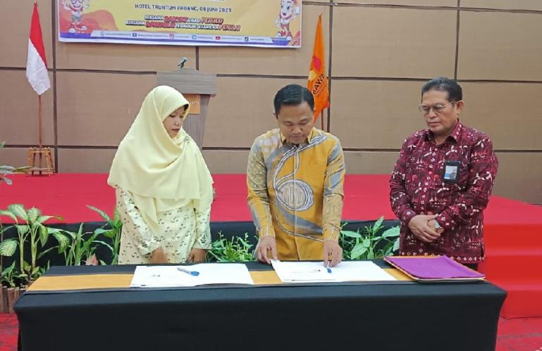 Anggota Bawaslu Sumbar Muhammad Khadafi bersama  Pengurus Wilayah Nur Asyiyah Muhammadiyah Sumbar, tandatangani MoU pengawasan partisipatif di Padang, Kamis (8/6). (Dok : Istimewa)