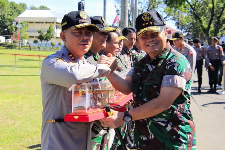 Kapolda Sumbar, Irjen Pol Suharyono terima cinderamata peserta Latsitardanus XLIII tahun 2023, dari Danjen Akademi TNI, Letjen Teguh Arief Indratmoko, di Padang, Minggu (11/6). (Dok Istimewa)
