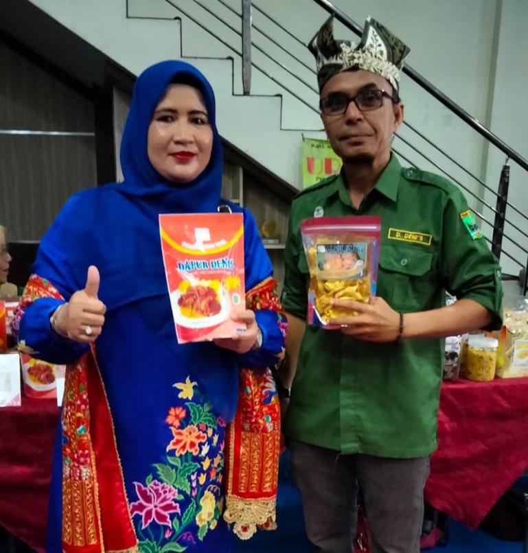 Sejumlah produk local warga Paiman yang dipromosikan saat pelantikan dan rakernas DPP PKDP di Hall IKK di Parit Malintang, Minggu (18/6). (Dok : Istimewa)