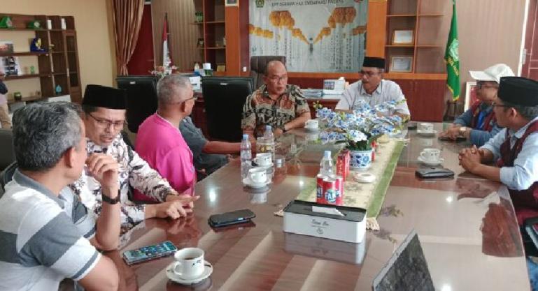 Dialog intens terjadi antara Kepala Asrama Haji Tabing, Afrizen dengan Ketua DPRD Sumbar Supardi yang saat itu melakukan pemantauan di asrama tersebut, Sabtu (3/6). (Dok : Istimewa)