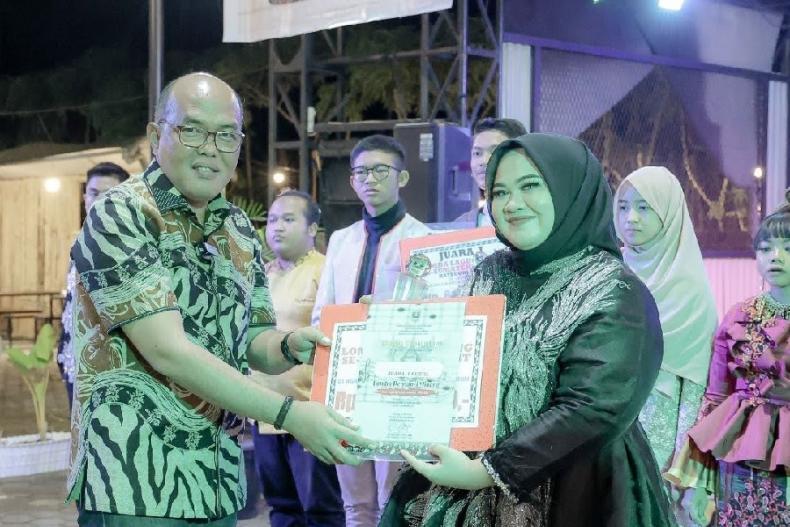 Ketua DPRD Sumbar, Supardi serahkan hadiah kepada pemenang pada lomba penyanyi Minang, di Payakumbuh, Rabu (31/5). (Dok Istimewa)