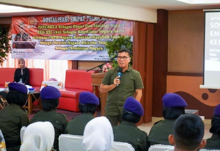 Anggota MPR RI Alirman Sori memberikan penjelasannya saat sosialisasi 4 Pilar MPR RI dihadapan anggota Imami, PKPS dan Menwa Lampung, Sabtu (10/6). (Dok : Istimewa)