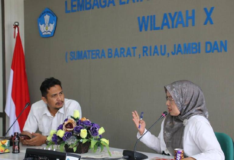 Ketua KI Sumbar, Nofal Wiska diskusi bersama Kepala LLDIKTI X, Afdalisma menyangkut upaya penguatan PPID di perguruan tinggi beberapa waktu lalu. (Dok : Istimewa)