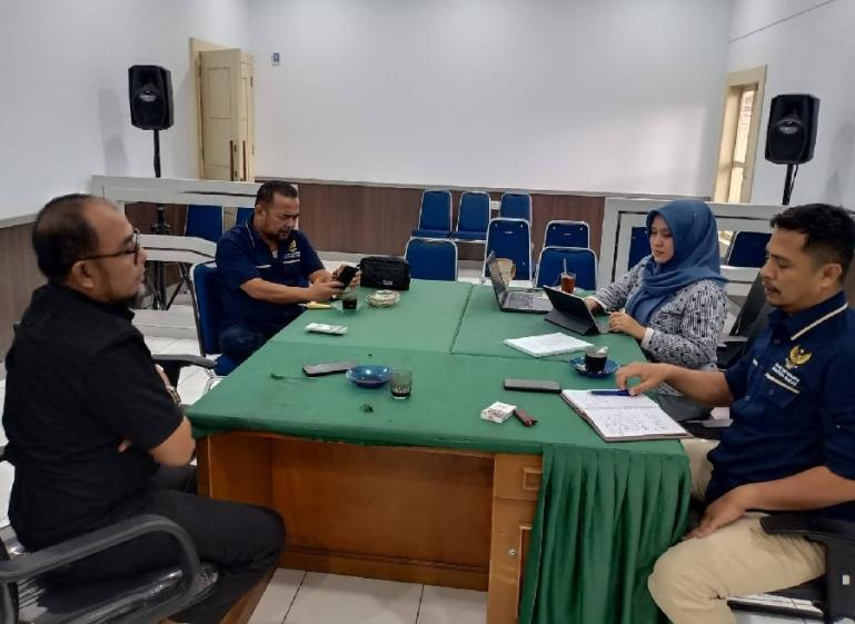 Empat anggota KI Sumbar lakukan rapat pleno terkait rencana monev badan publik 2023, di kantornya, Selasa siang (13/6) kemarin. (Dok : Istimewa)
