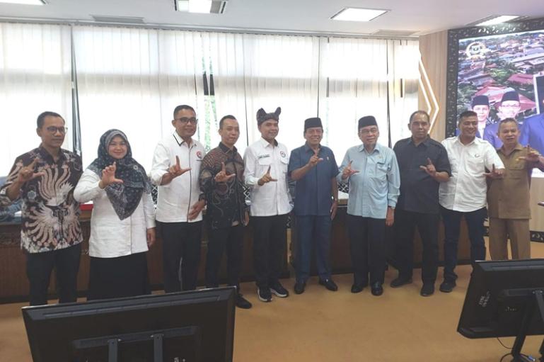 Wakil ketua DPRD Sumbar Suwirpen Suib didampingi anggota DPRD Sumbar Maigus Nasir dan Rafdinal menerima kedatangan Rombongan Komisi Penyiaran Indonesia (KPI) Pusat, Senin (19/6). (Dok : Istimewa)
