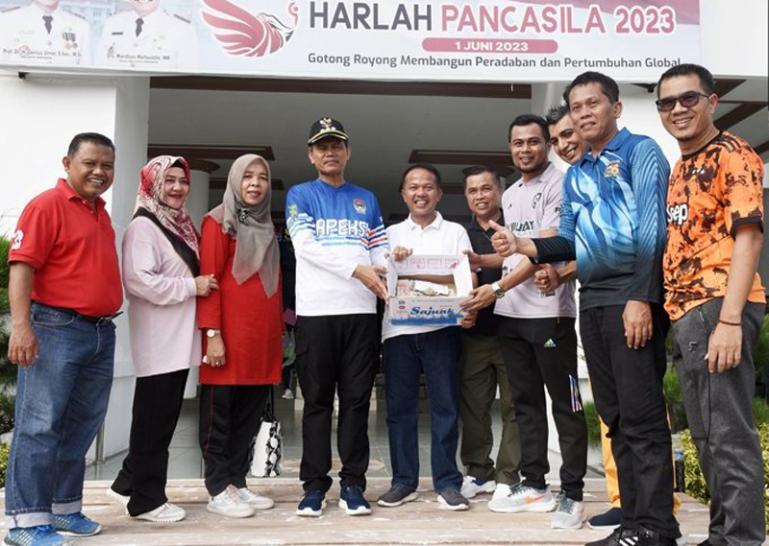 Wali Kota Pariaman, Genius Umar serahkan hasil badoncek untuk mendukung tim futsal SS kota ini berlaga di 8 besar Liga Futsal Nusantara (LFN) 2023, Jumat (23/6). (Dok : Istimewa)