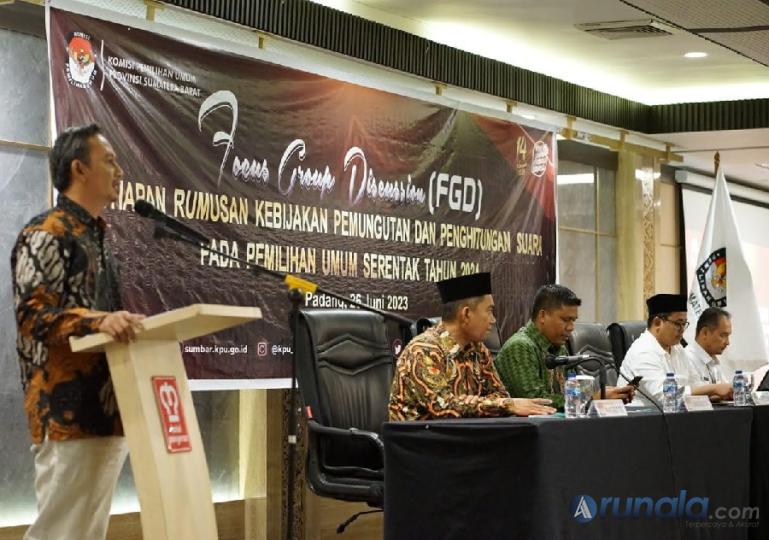 Plh Ketua KPU Sumbar, Medo Patria saat membuka FGD terkait perumusan pungut hitung di Padang, Senin (26/6). (Foto : Arzil)