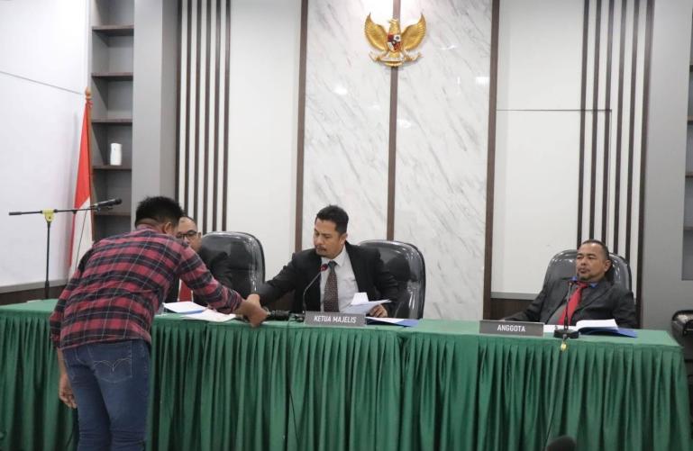 Majelis sidang SIP di KI Sumbar memeriksa legal standing kuasa Pemko Padang sebelum sidang dimulai, Senin (26/6). (Dok : Istimewa)