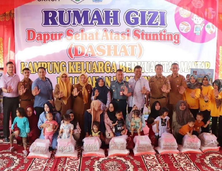 Keluarga berisiko stunting dapat bantuan bahan pokok dari Ketua LPM Kampung Lapai Sonny Affandi bersama komunitas Baoak Asuh Stunting, Selasa (6/6). (Dok : Istimewa)