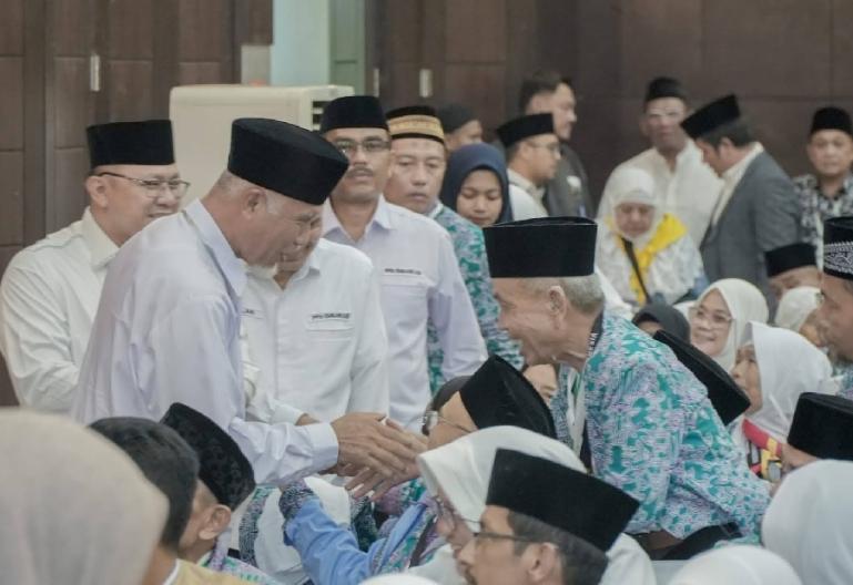 Gubernur Sumbar Mahyeldi melepas CJH kloter 1 yang akan berangkat ke Tanah Suci Minggu malam (4/6). (Dok : Istimewa)
